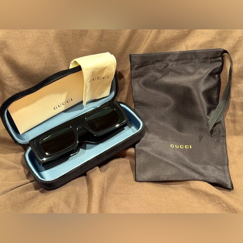 Gucci Authentic Sunglasses NIB Black w/Silver GG on Arms. - Picture 3 of 9
